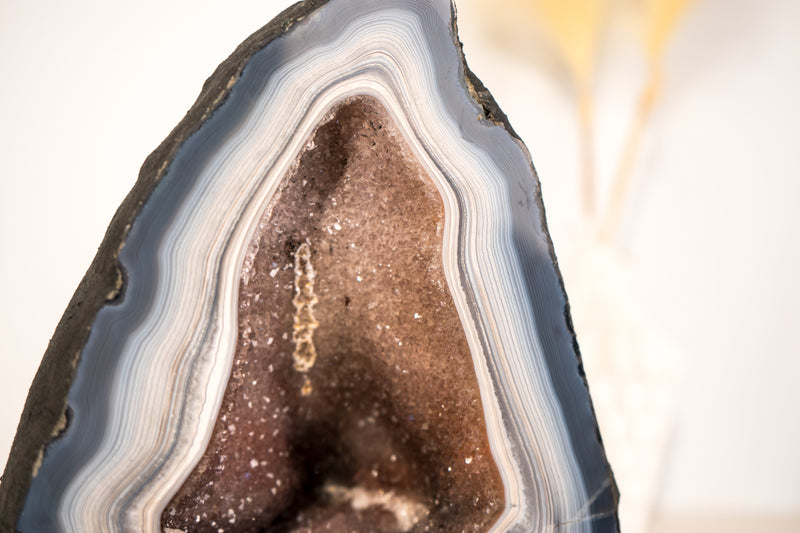 Blau-weiße Spitzenachat-Geode mit Galaxie-Drusenkristall in der Mitte