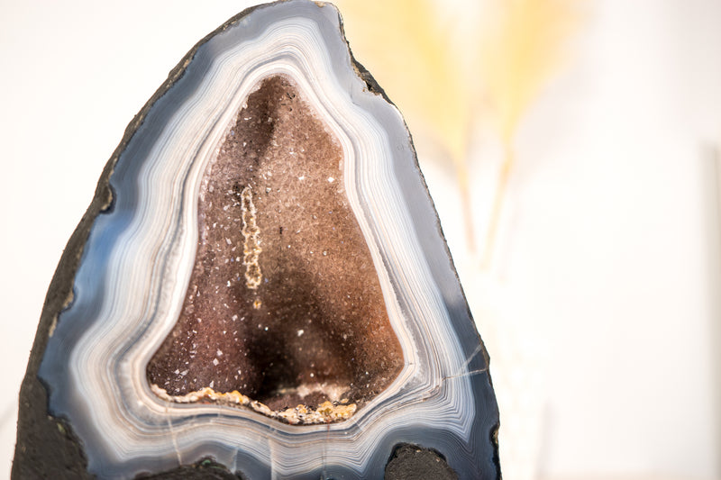 Blau-weiße Spitzenachat-Geode mit Galaxie-Drusenkristall in der Mitte