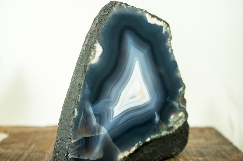 Blaue Achatgeode mit natürlichen meerblauen und weißen Achatschnüren