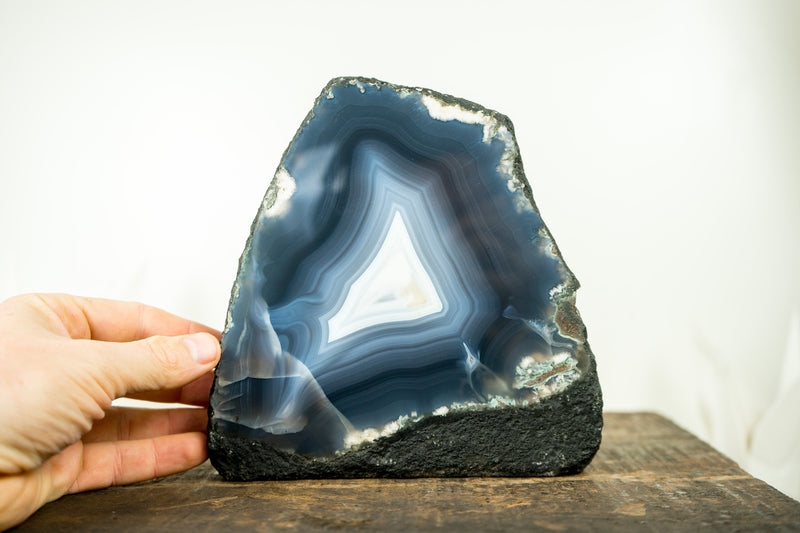 Blaue Achatgeode mit natürlichen meerblauen und weißen Achatschnüren