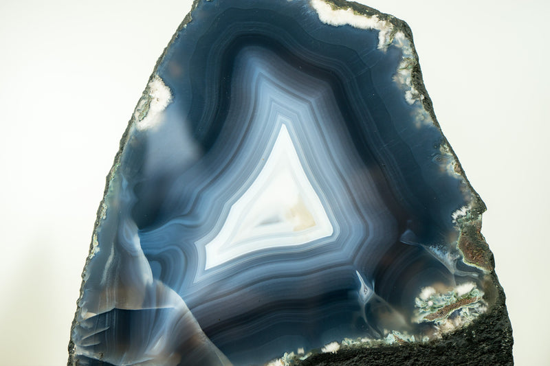 Blaue Achatgeode mit natürlichen meerblauen und weißen Achatschnüren