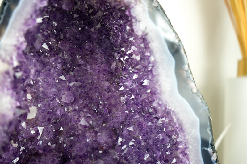 Natürliche funkelnde lila Amethyst-Geodenkathedrale mit seltener blau gebänderter Achat-Geode