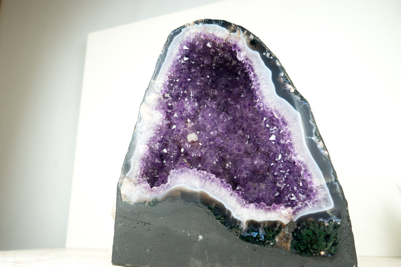 Natürliche funkelnde lila Amethyst-Geodenkathedrale mit seltener blau gebänderter Achat-Geode