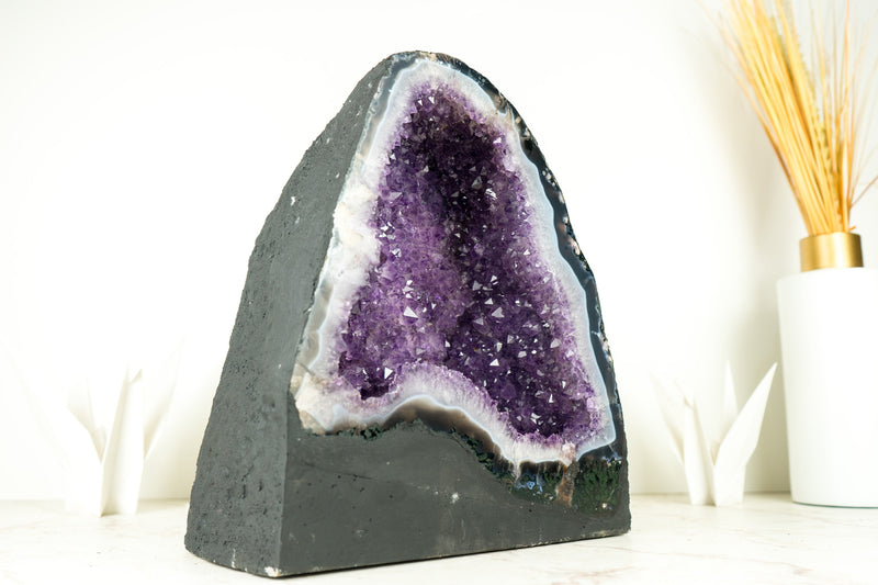 Natürliche funkelnde lila Amethyst-Geodenkathedrale mit seltener blau gebänderter Achat-Geode