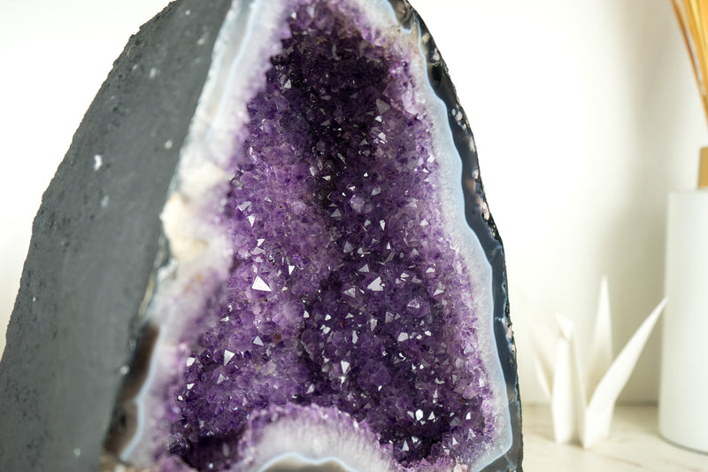 Natürliche funkelnde lila Amethyst-Geodenkathedrale mit seltener blau gebänderter Achat-Geode