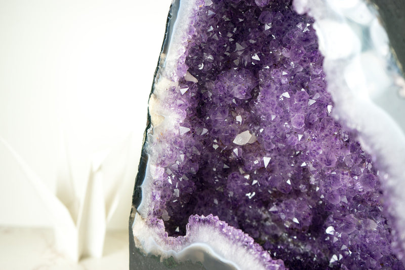 Natürliche funkelnde lila Amethyst-Geodenkathedrale mit seltener blau gebänderter Achat-Geode