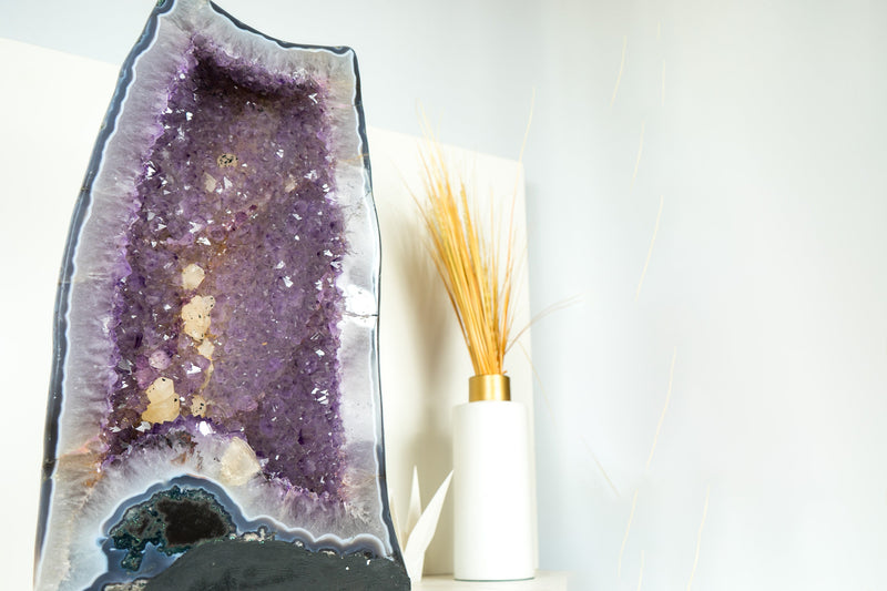 Große Amethyst-Geodenkathedrale mit glänzendem, gesättigtem lavendelviolettem Amethyst und polierter Rückseite