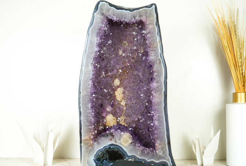 Große Amethyst-Geodenkathedrale mit glänzendem, gesättigtem lavendelviolettem Amethyst und polierter Rückseite