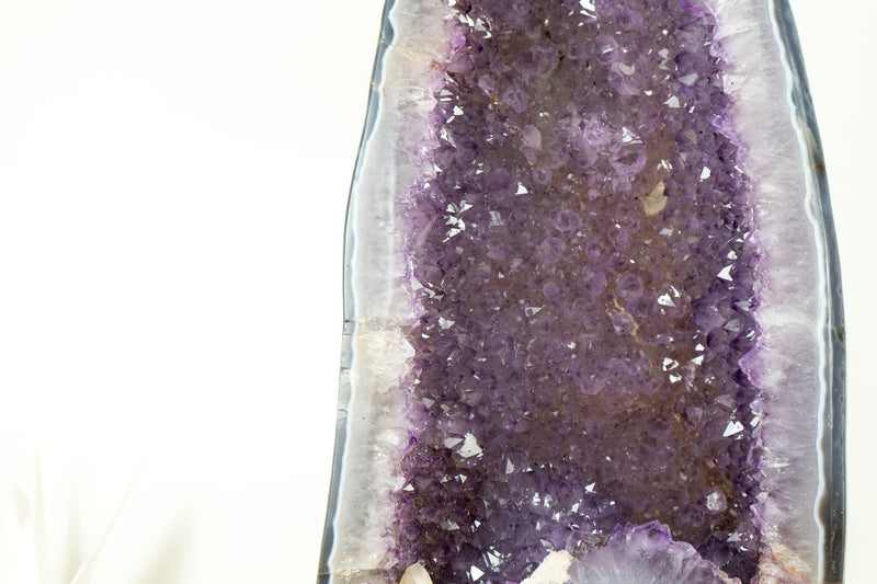 Große Amethyst-Geodenkathedrale mit glänzendem, gesättigtem lavendelviolettem Amethyst und polierter blauer Achatrückseite