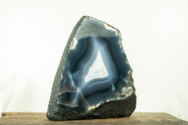 Blaue Achatgeode mit natürlichen meerblauen und weißen Achatschnüren