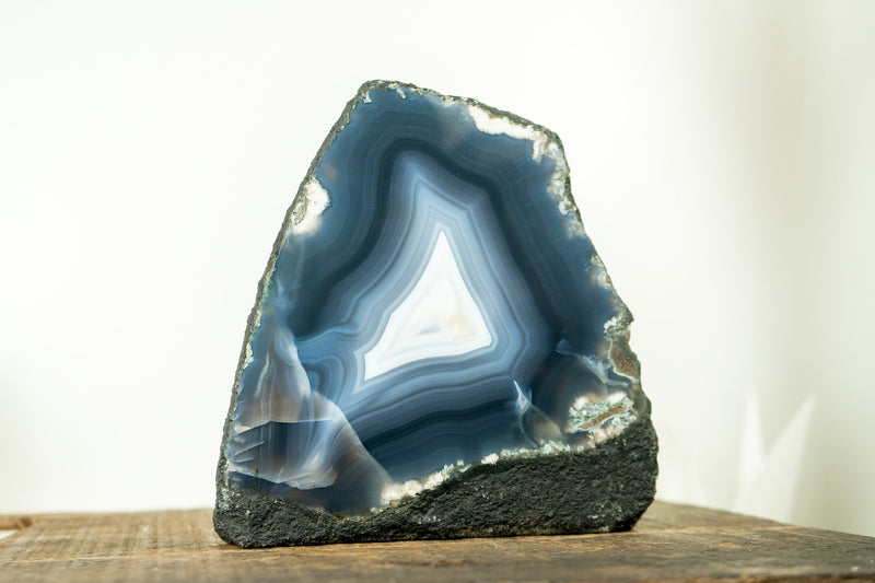 Blaue Achatgeode mit natürlichen meerblauen und weißen Achatschnüren