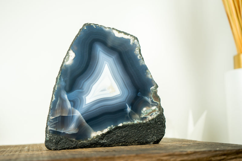 Blaue Achatgeode mit natürlichen meerblauen und weißen Achatschnüren