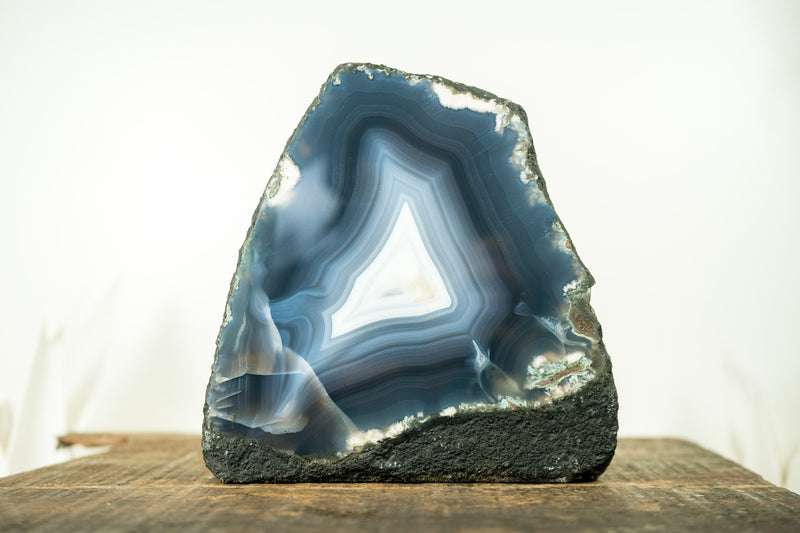 Blaue Achatgeode mit natürlichen meerblauen und weißen Achatschnüren