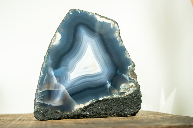 Blaue Achatgeode mit natürlichen meerblauen und weißen Achatschnüren