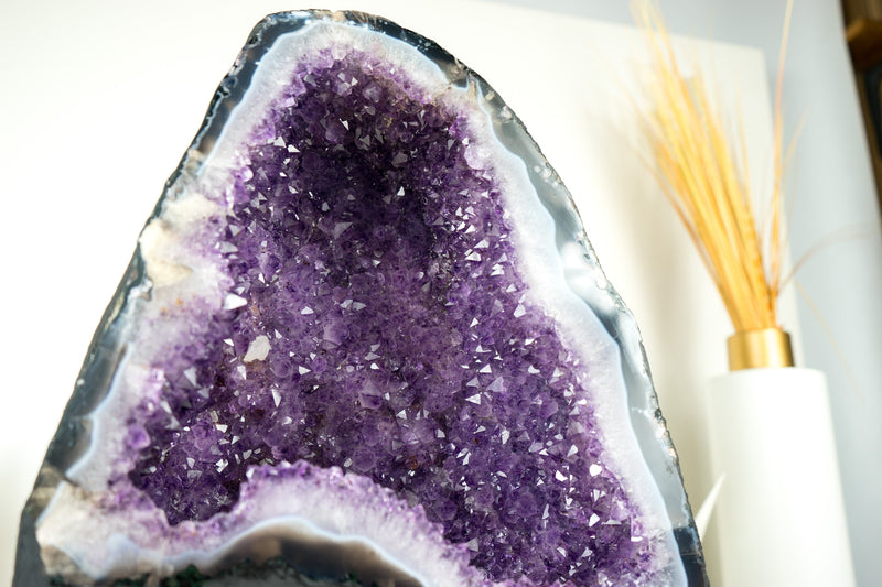 Natürliche funkelnde lila Amethyst-Geodenkathedrale mit seltener blau gebänderter Achat-Geode