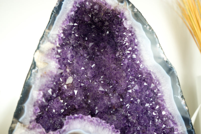 Natürliche funkelnde lila Amethyst-Geodenkathedrale mit seltener blau gebänderter Achat-Geode