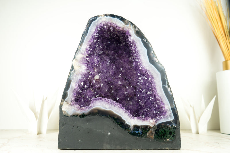 Natürliche funkelnde lila Amethyst-Geodenkathedrale mit seltener blau gebänderter Achat-Geode