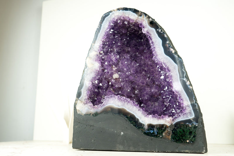 Natürliche funkelnde lila Amethyst-Geodenkathedrale mit seltener blau gebänderter Achat-Geode