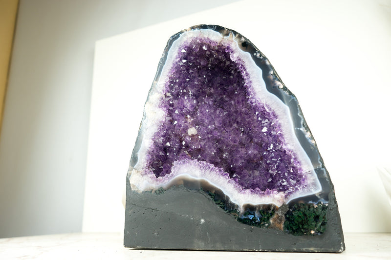 Natürliche funkelnde lila Amethyst-Geodenkathedrale mit seltener blau gebänderter Achat-Geode