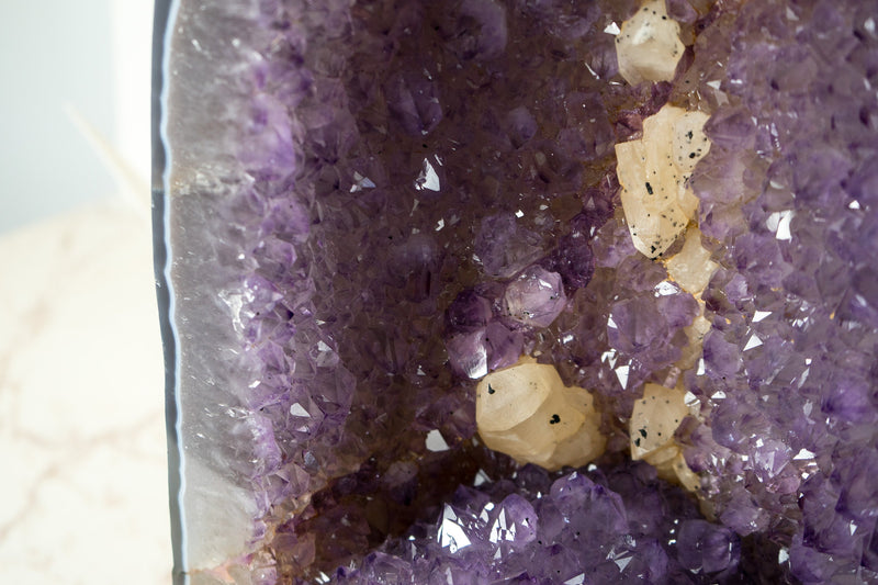 Große Amethyst-Geodenkathedrale mit glänzendem, gesättigtem lavendelviolettem Amethyst und polierter Rückseite