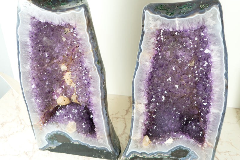 Paar große Amethyst-Geodenkathedralen mit glänzendem, gesättigtem lavendelviolettem Amethyst und polierter Rückseite