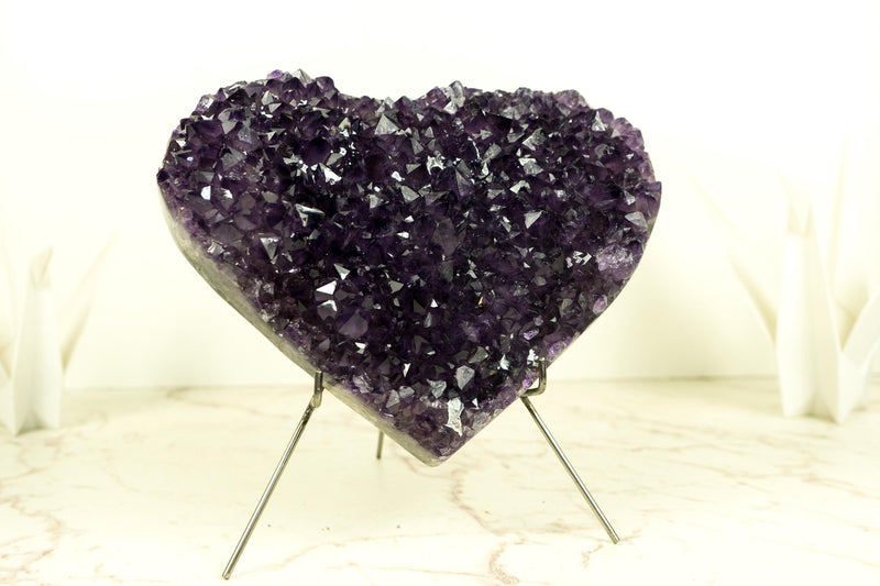 Großes, sattes violettes Amethystherz mit hochwertigem Amethyst-Druzy