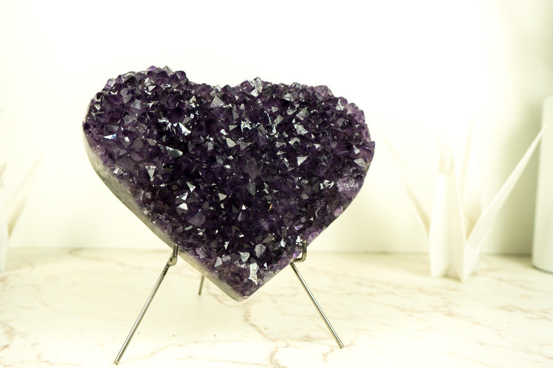 Großes, sattes violettes Amethystherz mit hochwertigem Amethyst-Druzy