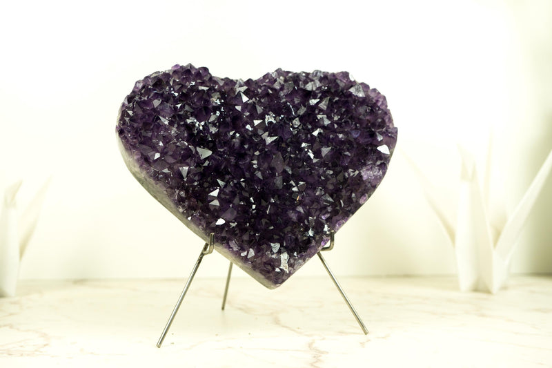 Großes, sattes violettes Amethystherz mit hochwertigem Amethyst-Druzy