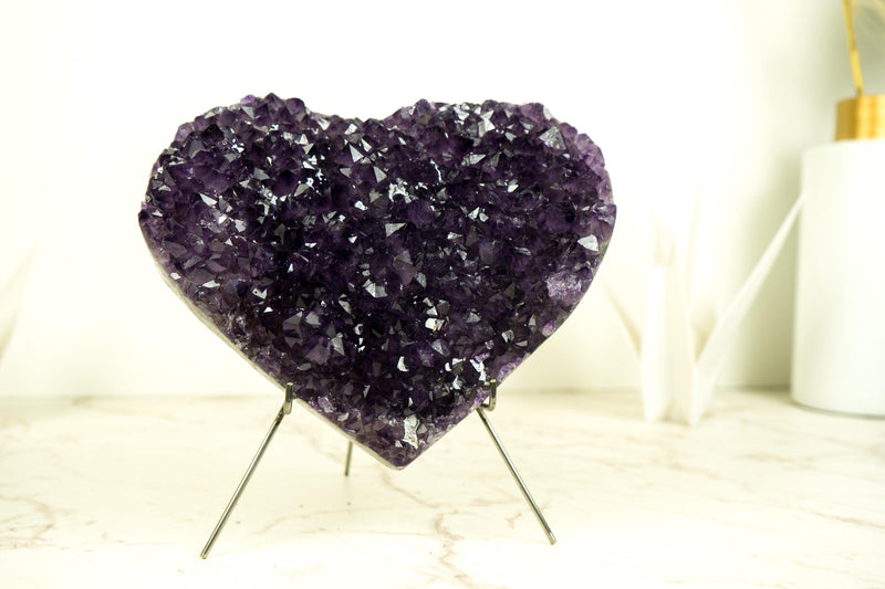 Großes, sattes violettes Amethystherz mit hochwertigem Amethyst-Druzy