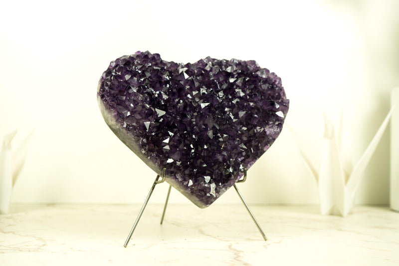 Großes, sattes violettes Amethystherz mit hochwertigem Amethyst-Druzy