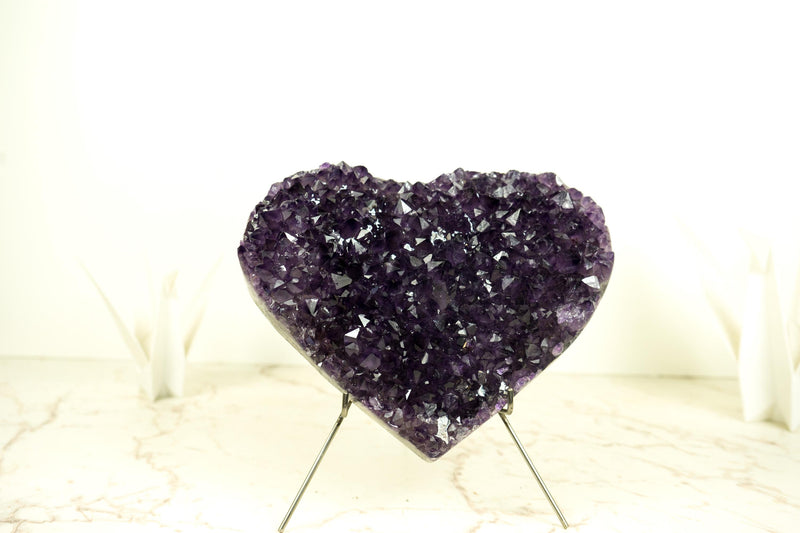 Großes, sattes violettes Amethystherz mit hochwertigem Amethyst-Druzy