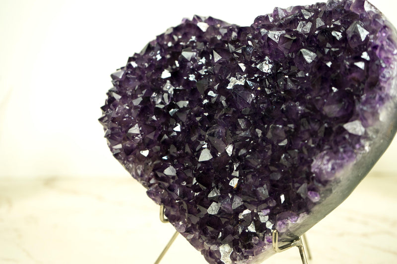 Großes, sattes violettes Amethystherz mit hochwertigem Amethyst-Druzy