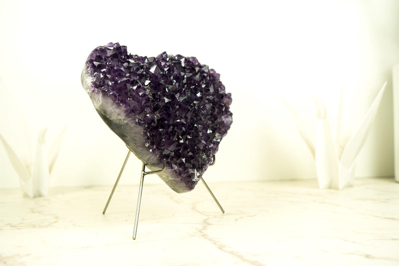 Großes, sattes violettes Amethystherz mit hochwertigem Amethyst-Druzy