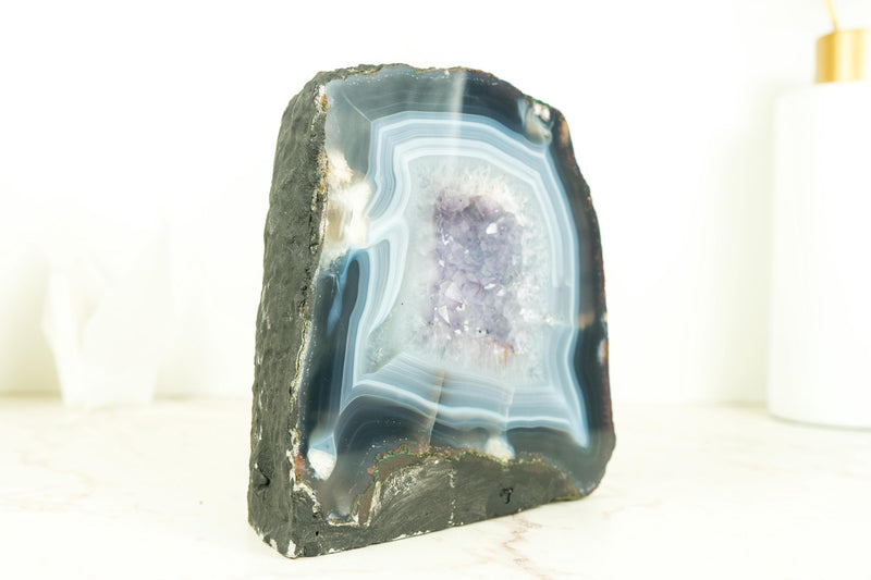 Kleine blau-weiß gebänderte Achat-Geode mit seltenem klarem Amethyst-Drusenstein