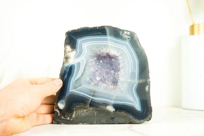 Kleine blau-weiß gebänderte Achat-Geode mit seltenem klarem Amethyst-Drusenstein