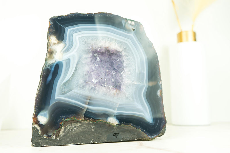 Kleine blau-weiß gebänderte Achat-Geode mit seltenem klarem Amethyst-Drusenstein