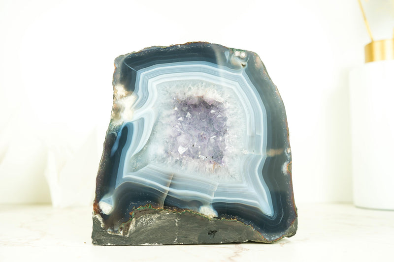 Kleine blau-weiß gebänderte Achat-Geode mit seltenem klarem Amethyst-Drusenstein