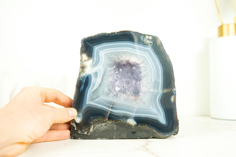 Kleine blau-weiß gebänderte Achat-Geode mit seltenem klarem Amethyst-Drusenstein