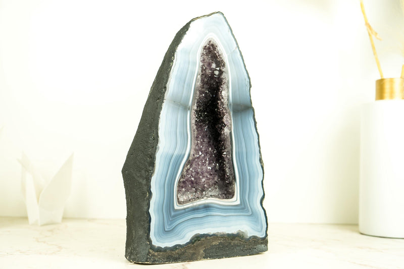 Seltene blau-weiße Spitzenachat-Geode mit gestreiften Bändern und Amethyst-Druzy