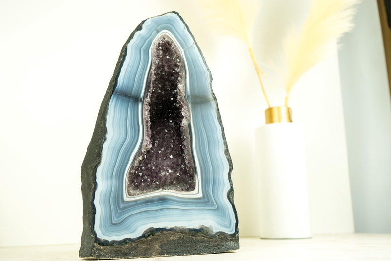 Seltene blau-weiße Spitzenachat-Geode mit gestreiften Bändern und Amethyst-Druzy