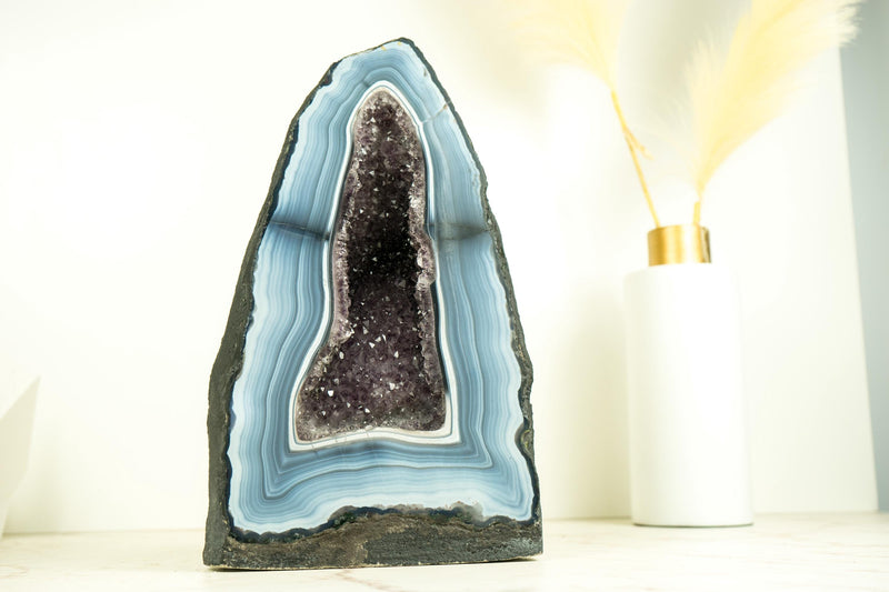 Seltene blau-weiße Spitzenachat-Geode mit gestreiften Bändern und Amethyst-Druzy