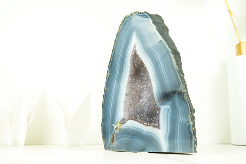 Seltene blau-weiß gestreifte Spitzenachat-Geode mit Kristall-Druzy