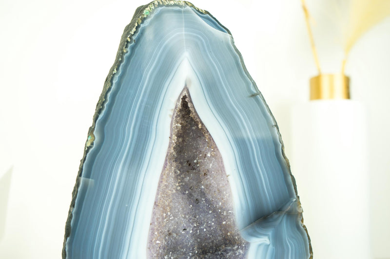 Seltene blau-weiß gestreifte Spitzenachat-Geode mit Kristall-Druzy