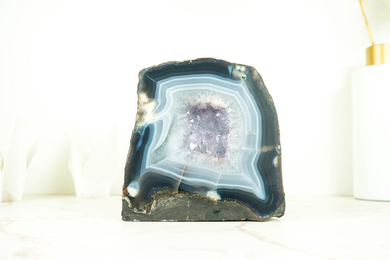 Kleine blau-weiß gebänderte Achat-Geode mit seltenem klarem Amethyst-Drusenstein