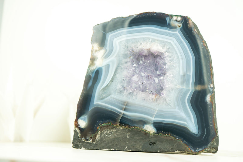 Kleine blau-weiß gebänderte Achat-Geode mit seltenem klarem Amethyst-Drusenstein