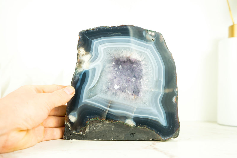 Kleine blau-weiß gebänderte Achat-Geode mit seltenem klarem Amethyst-Drusenstein