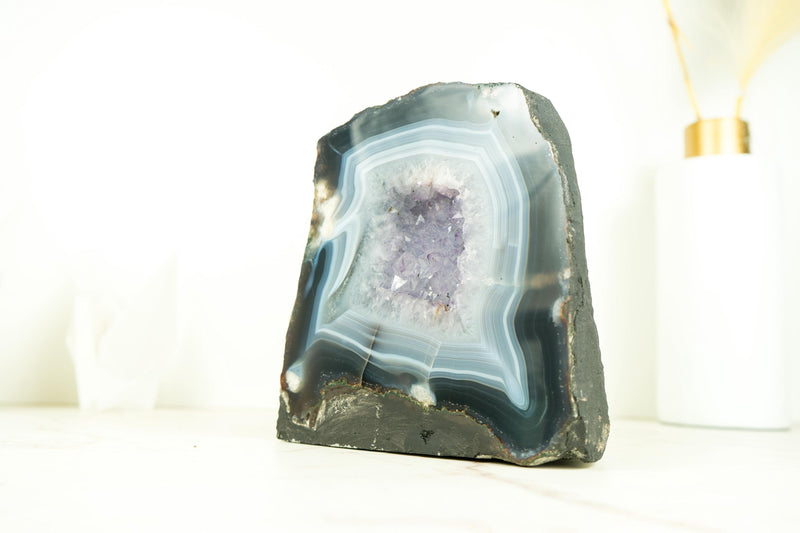 Kleine blau-weiß gebänderte Achat-Geode mit seltenem klarem Amethyst-Drusenstein