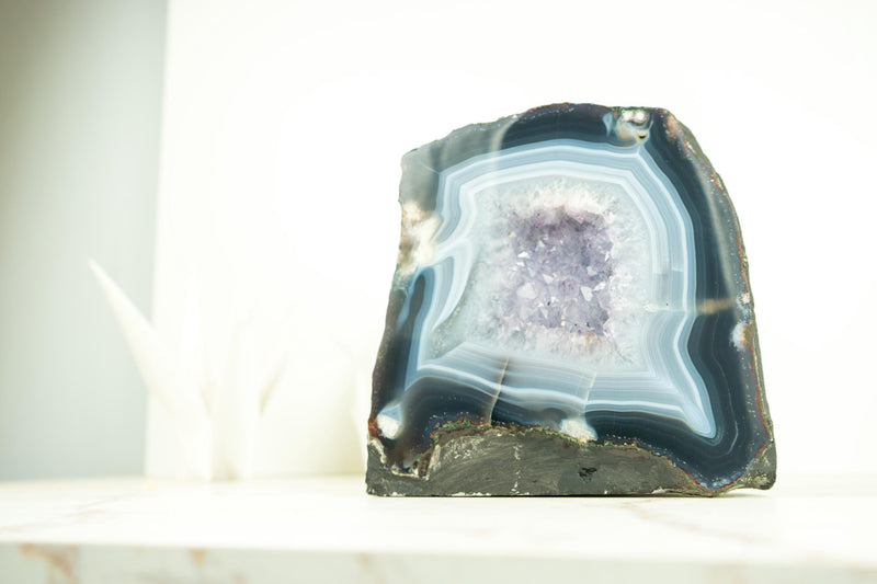 Kleine blau-weiß gebänderte Achat-Geode mit seltenem klarem Amethyst-Drusenstein