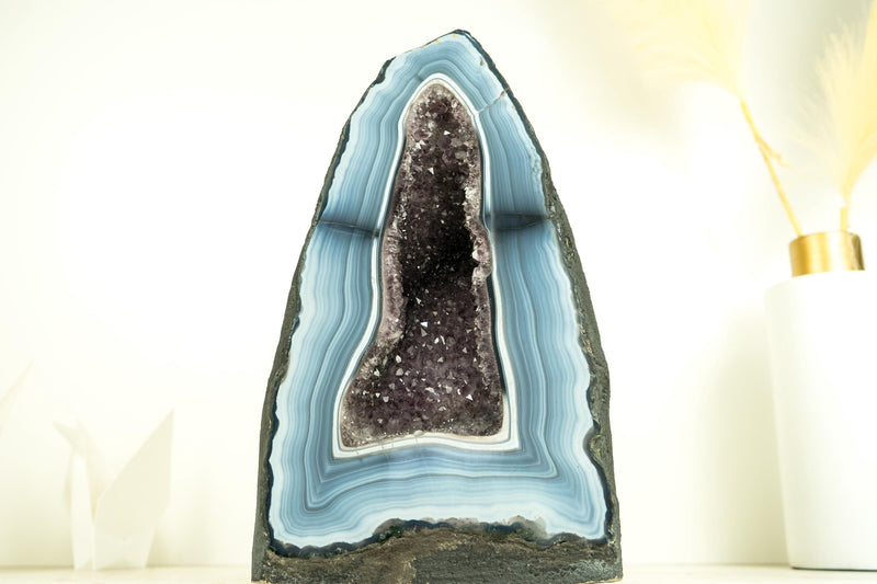 Seltene blau-weiße Spitzenachat-Geode mit gestreiften Bändern und Amethyst-Druzy