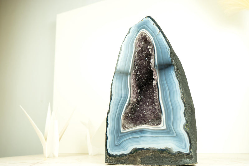 Seltene blau-weiße Spitzenachat-Geode mit gestreiften Bändern und Amethyst-Druzy